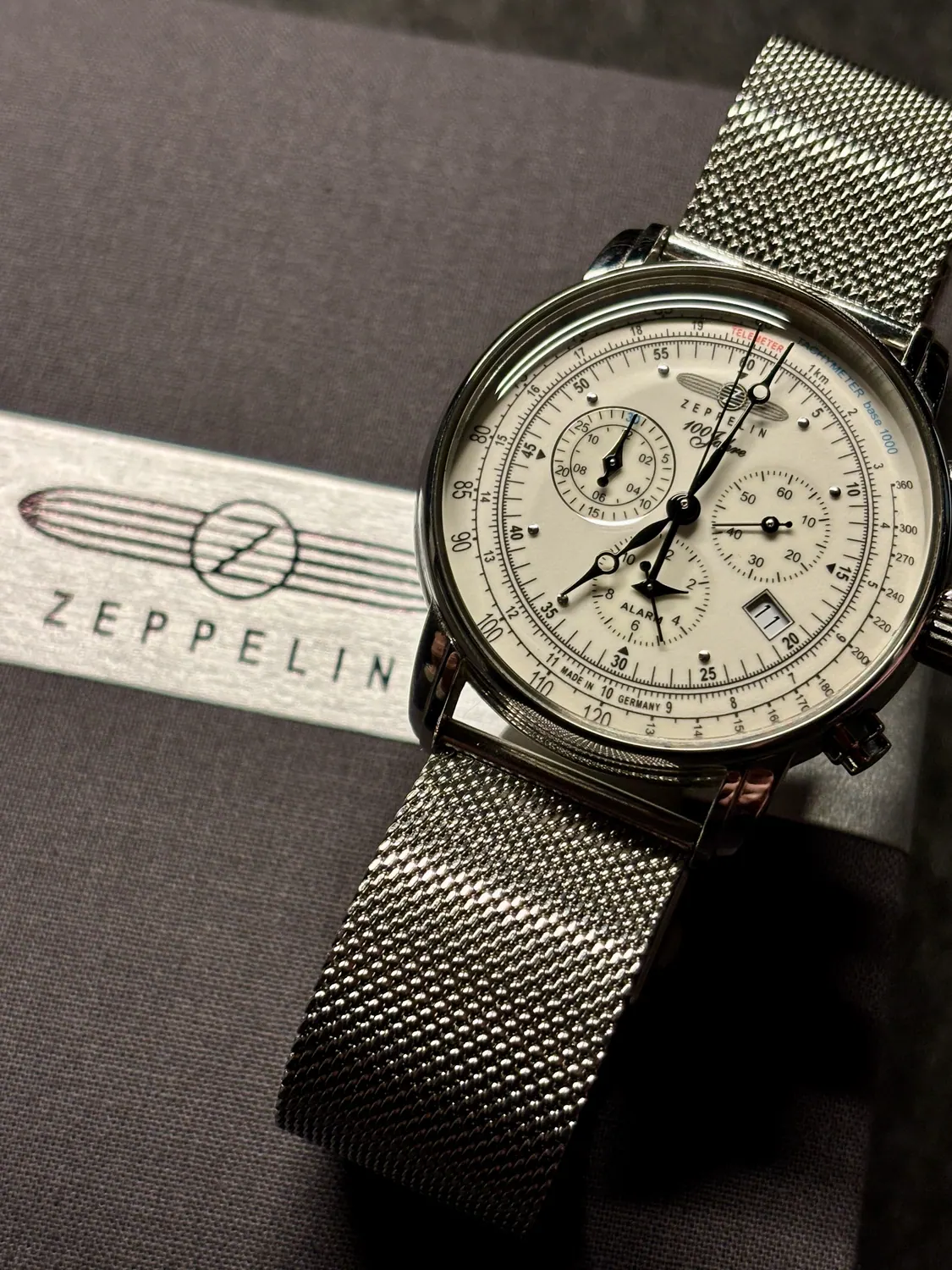 Zeppelin 100 Jahre Quarz Chronograph – Ansicht des Zifferblatts