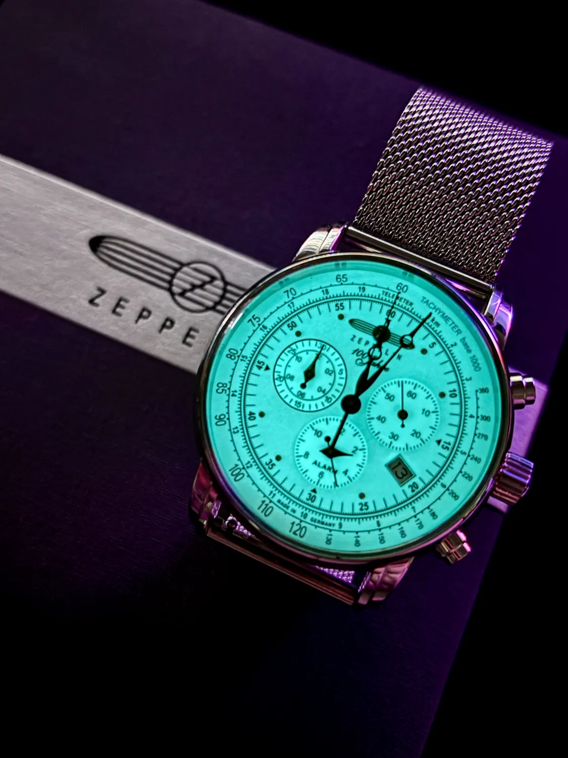 Zeppelin 100 Jahre Quarz Chronograph – Leuchtzifferblatt bei Dunkelheit